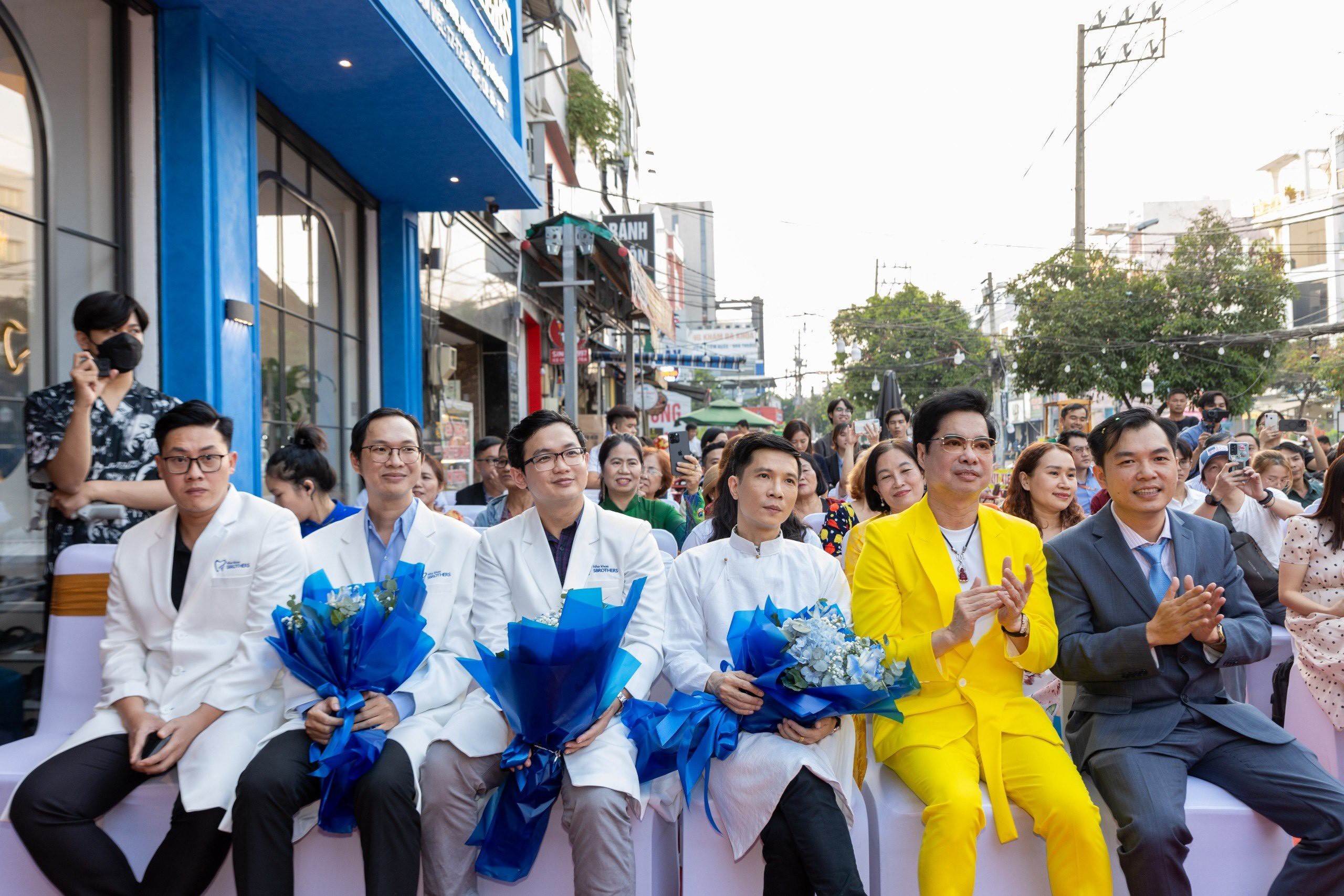 Nha Khoa 5Brothers Ứng Dụng Công Nghệ Dẫn Đầu Châu Âu Trong Cấy Ghép Implant Chính Xác Không Đau 5 doi-ngu-bac-si